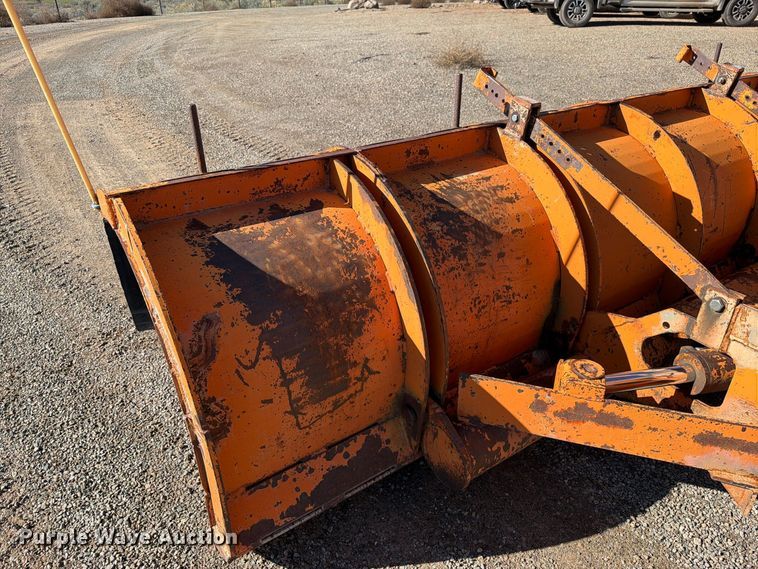 image for item ED0225 1982 International 5070 spreader truck