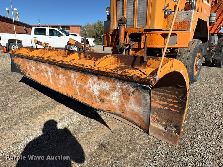 image for item ED0225 1982 International 5070 spreader truck