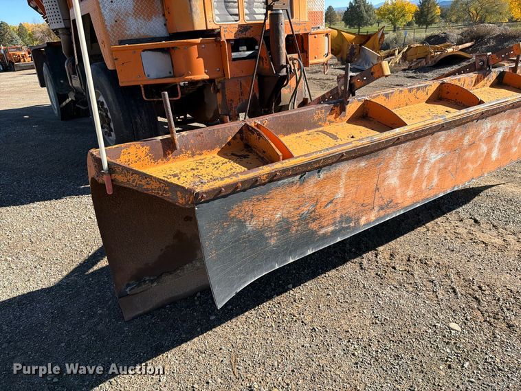 image for item ED0225 1982 International 5070 spreader truck