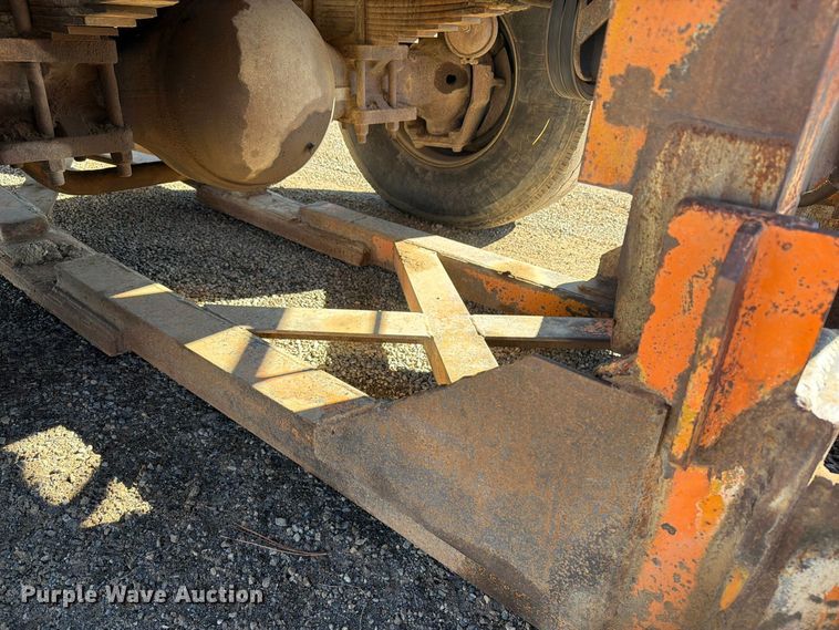 image for item ED0225 1982 International 5070 spreader truck