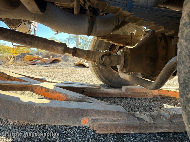 image for item ED0225 1982 International 5070 spreader truck