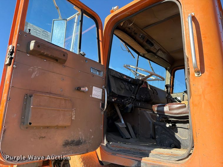 image for item ED0225 1982 International 5070 spreader truck