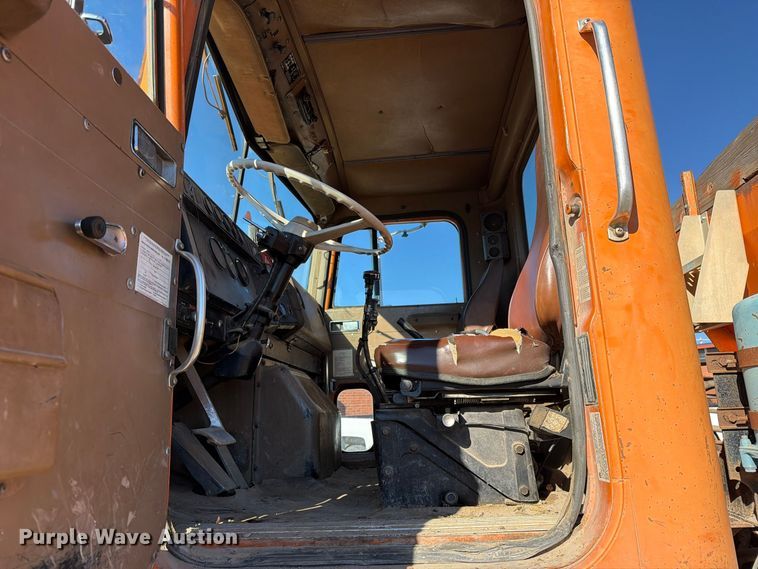 image for item ED0225 1982 International 5070 spreader truck