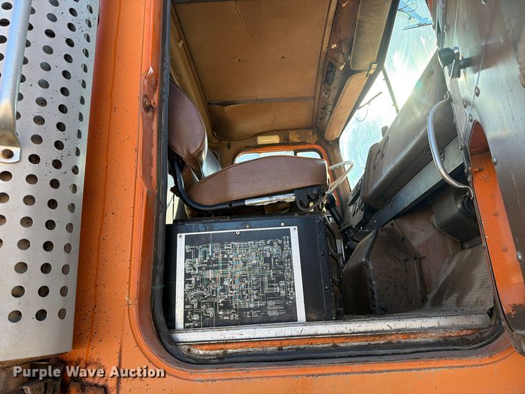 image for item ED0225 1982 International 5070 spreader truck