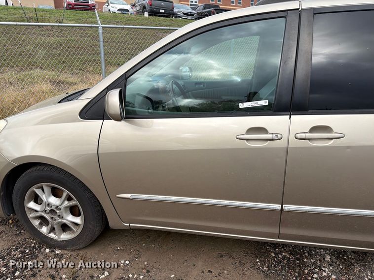 image for item EI7828 2004 Toyota Sienna van