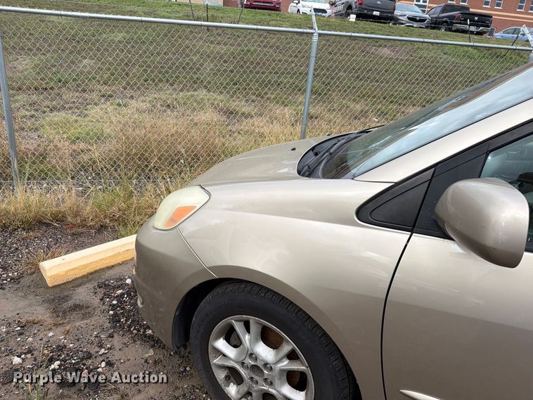 image for item EI7828 2004 Toyota Sienna van