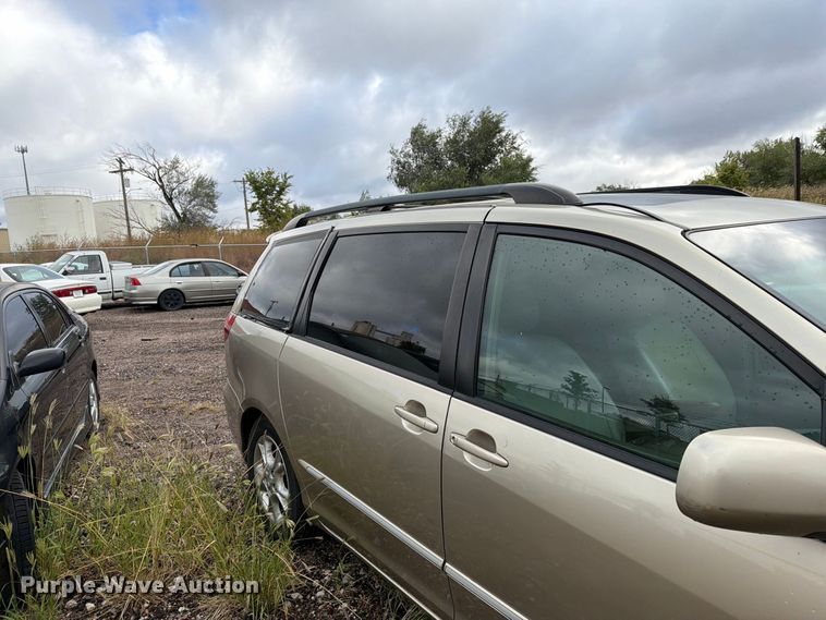 image for item EI7828 2004 Toyota Sienna van