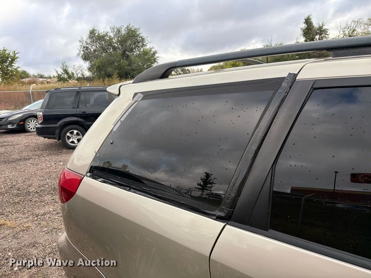 image for item EI7828 2004 Toyota Sienna van