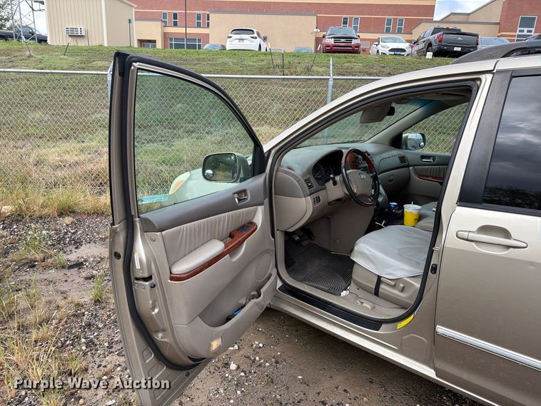 image for item EI7828 2004 Toyota Sienna van