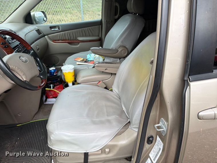 image for item EI7828 2004 Toyota Sienna van