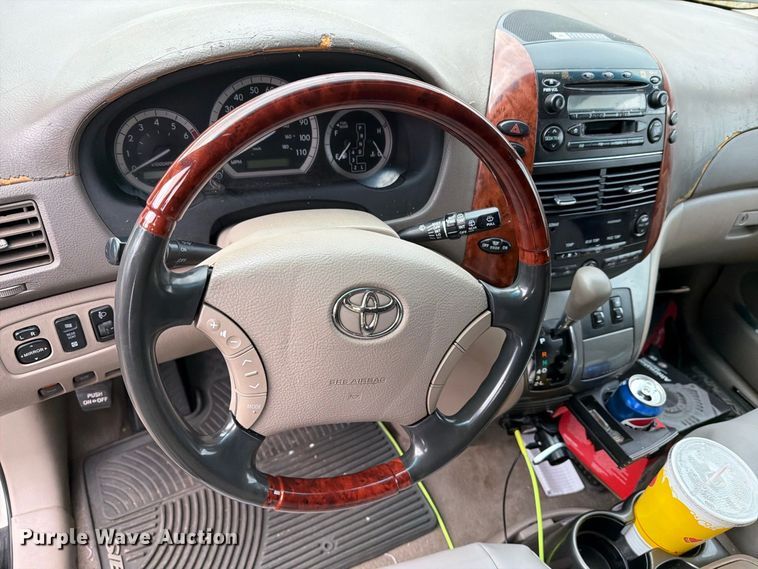 image for item EI7828 2004 Toyota Sienna van