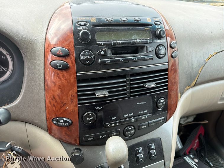 image for item EI7828 2004 Toyota Sienna van