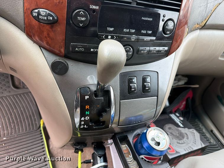 image for item EI7828 2004 Toyota Sienna van