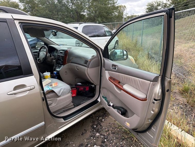 image for item EI7828 2004 Toyota Sienna van