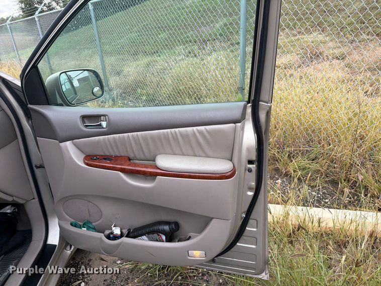 image for item EI7828 2004 Toyota Sienna van