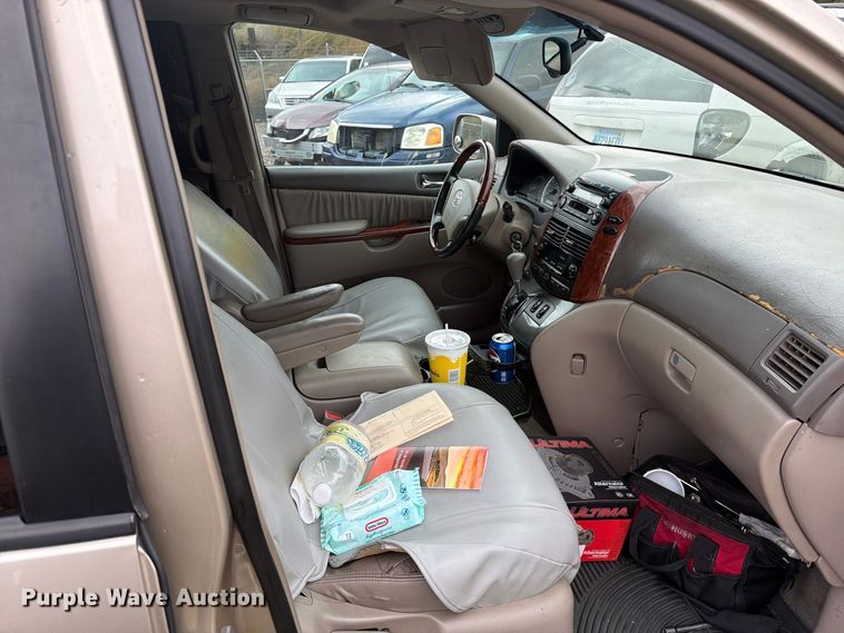 image for item EI7828 2004 Toyota Sienna van