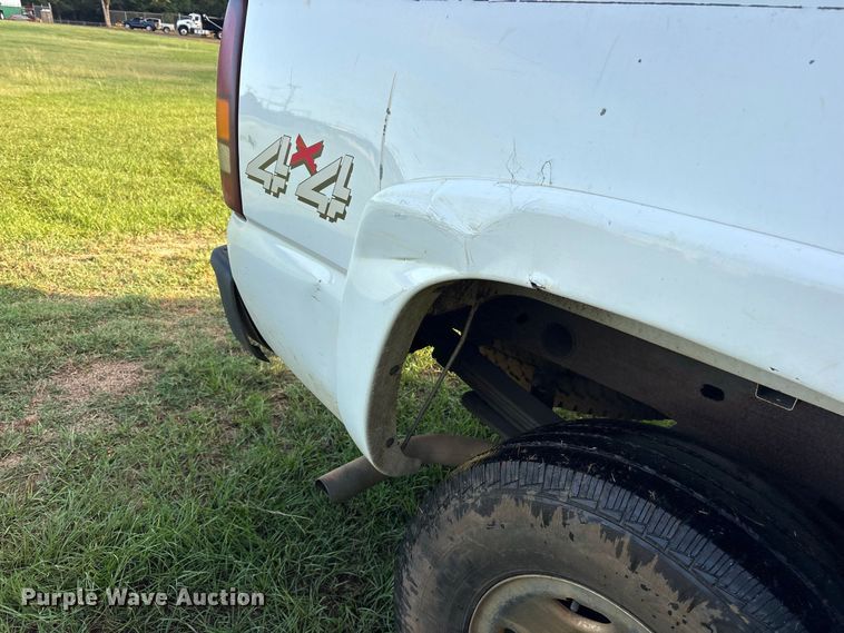 image for item ES8290 2002 GMC Sierra 1500 Crew Cab pickup truck