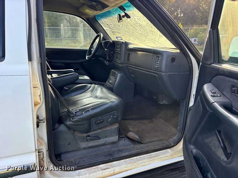 image for item ES8290 2002 GMC Sierra 1500 Crew Cab pickup truck