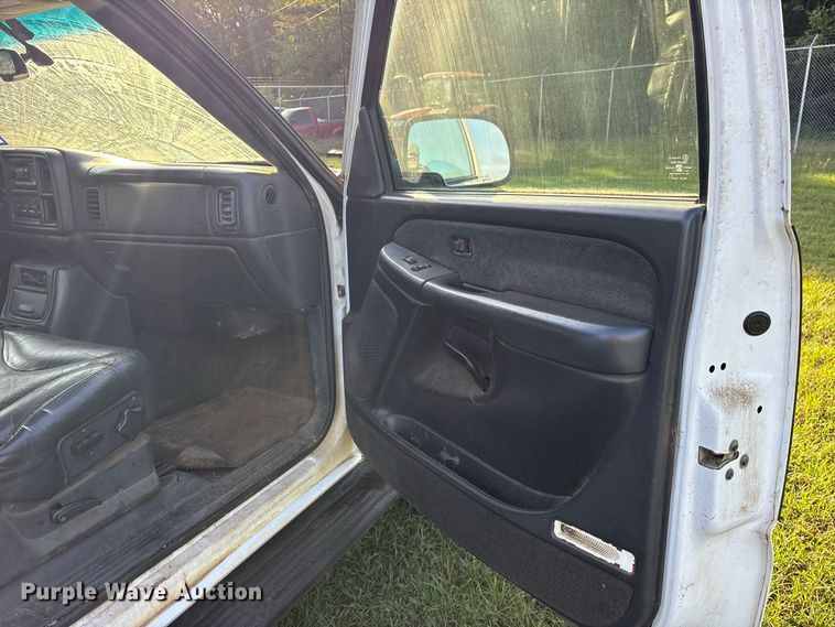 image for item ES8290 2002 GMC Sierra 1500 Crew Cab pickup truck
