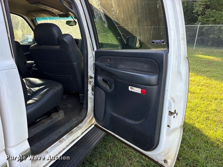 image for item ES8290 2002 GMC Sierra 1500 Crew Cab pickup truck
