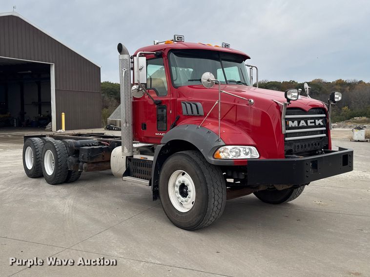 image for item EV7054 2017 Mack GU813 truck cab and chassis