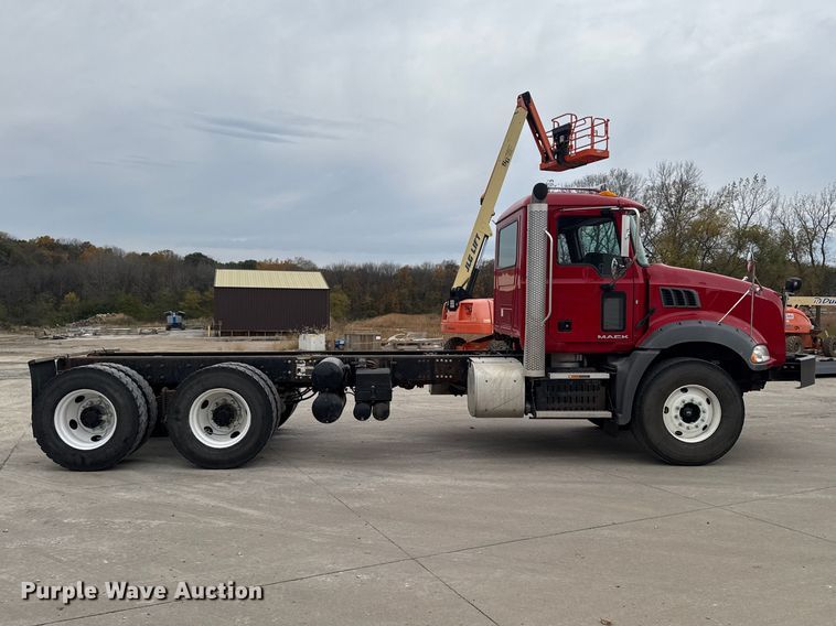 image for item EV7054 2017 Mack GU813 truck cab and chassis