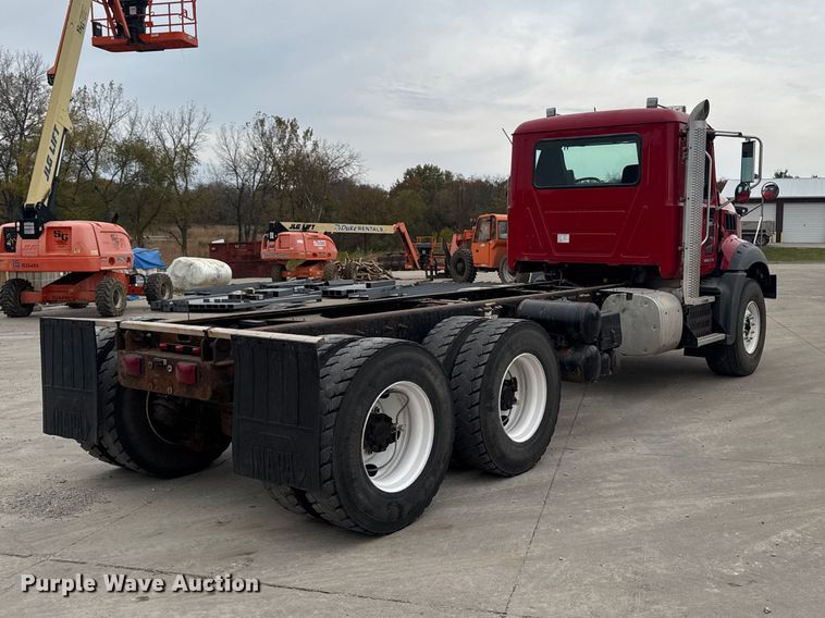 image for item EV7054 2017 Mack GU813 truck cab and chassis