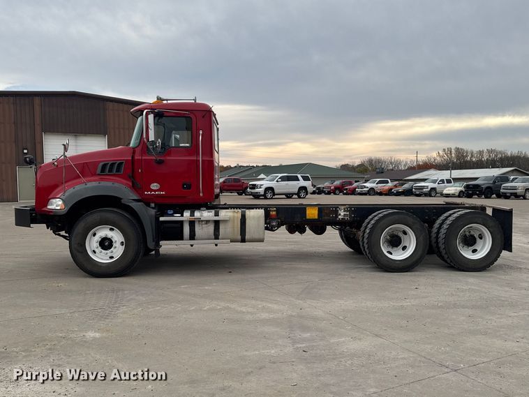 image for item EV7054 2017 Mack GU813 truck cab and chassis