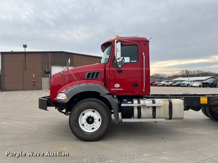 image for item EV7054 2017 Mack GU813 truck cab and chassis