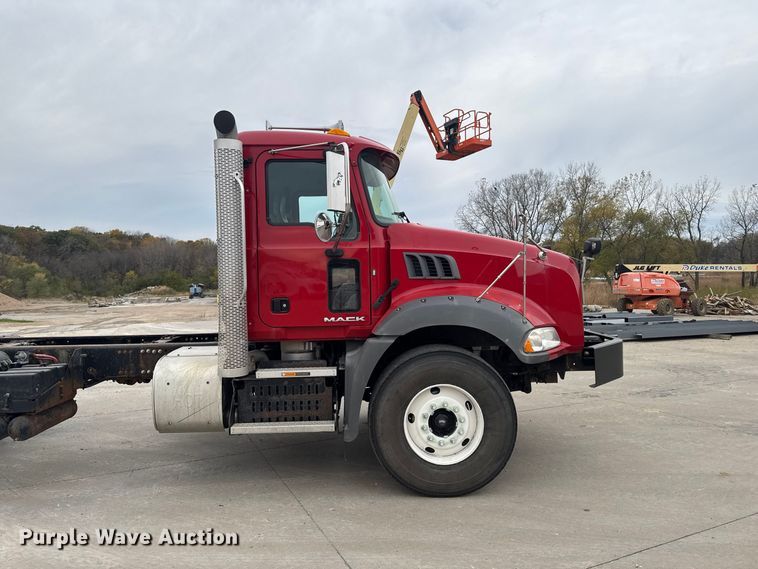image for item EV7054 2017 Mack GU813 truck cab and chassis