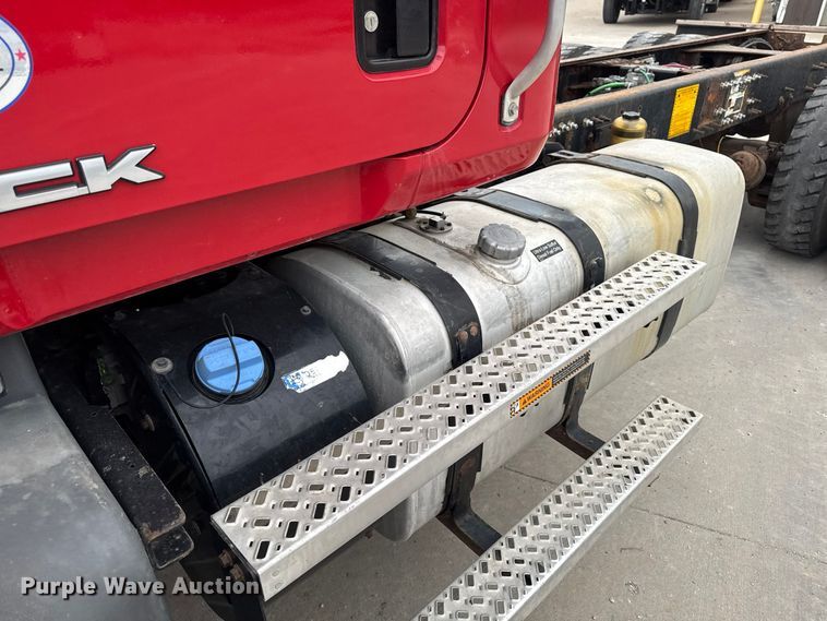 image for item EV7054 2017 Mack GU813 truck cab and chassis