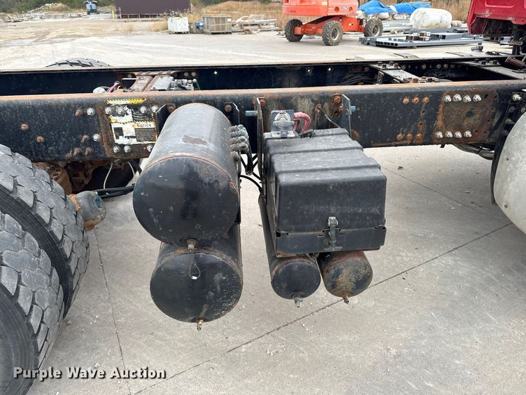 image for item EV7054 2017 Mack GU813 truck cab and chassis