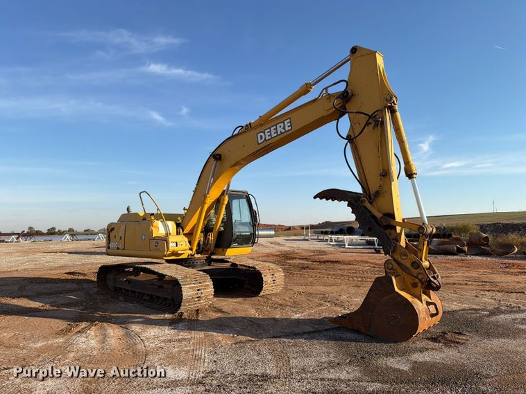 image for item EW7633 John Deere 200C LC excavator