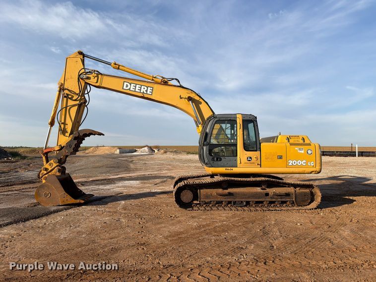 image for item EW7633 John Deere 200C LC excavator