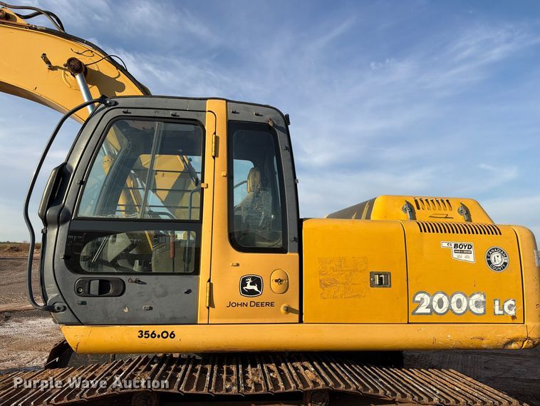 image for item EW7633 John Deere 200C LC excavator