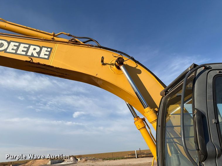 image for item EW7633 John Deere 200C LC excavator