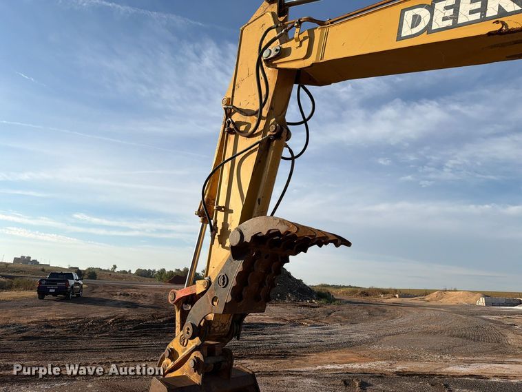 image for item EW7633 John Deere 200C LC excavator