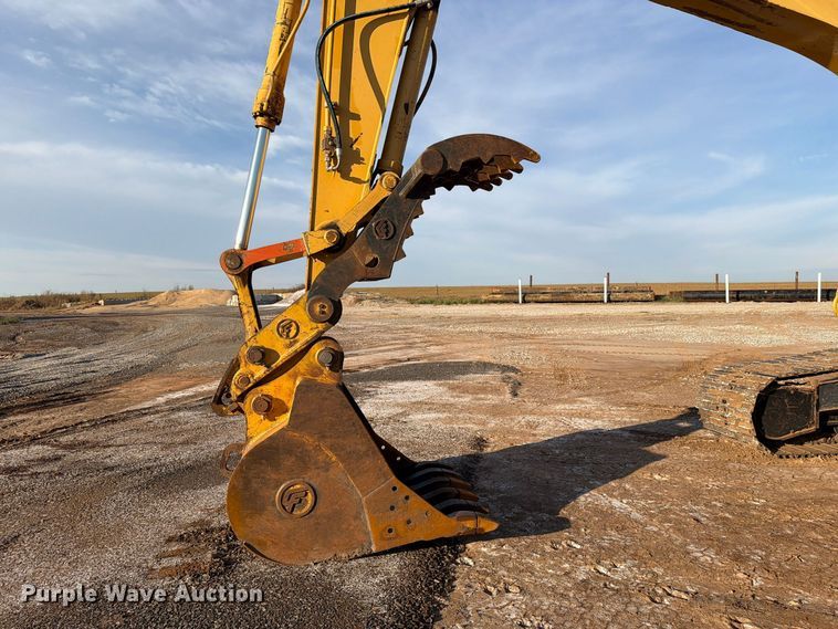image for item EW7633 John Deere 200C LC excavator