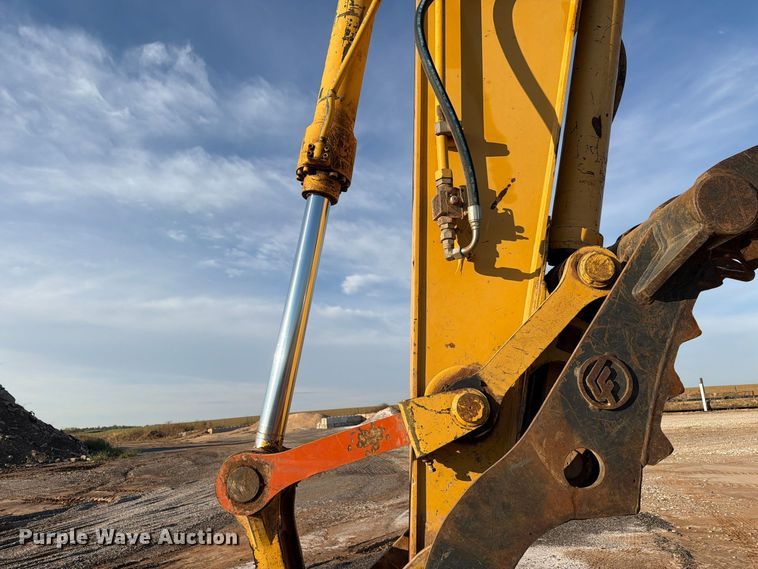image for item EW7633 John Deere 200C LC excavator