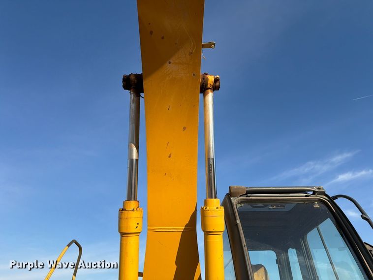 image for item EW7633 John Deere 200C LC excavator