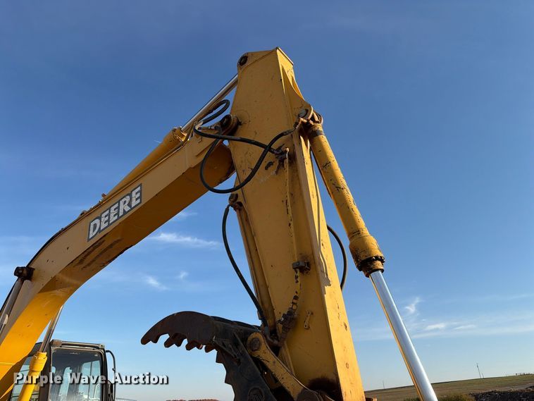 image for item EW7633 John Deere 200C LC excavator