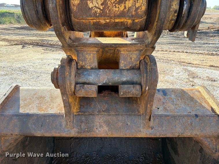 image for item EW7633 John Deere 200C LC excavator