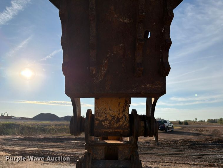 image for item EW7633 John Deere 200C LC excavator