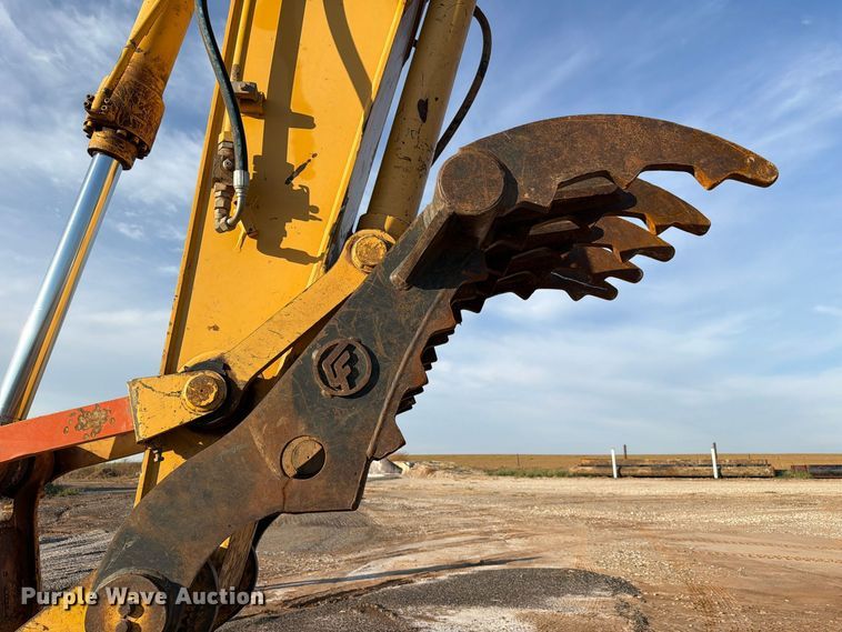 image for item EW7633 John Deere 200C LC excavator