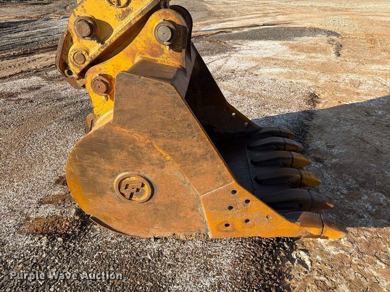 image for item EW7633 John Deere 200C LC excavator