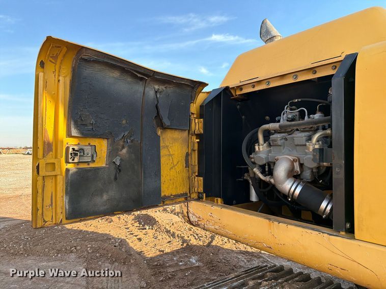 image for item EW7633 John Deere 200C LC excavator
