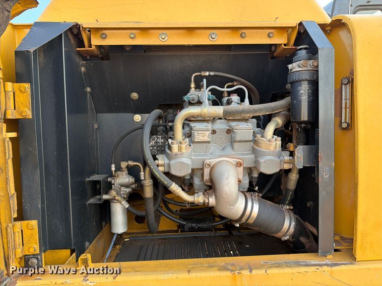 image for item EW7633 John Deere 200C LC excavator