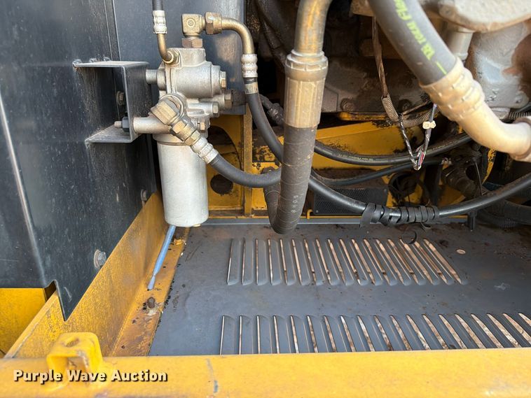 image for item EW7633 John Deere 200C LC excavator