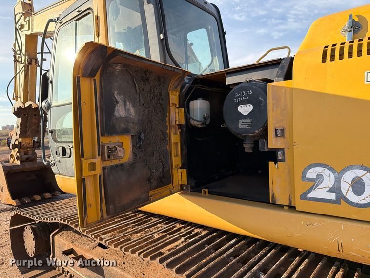 image for item EW7633 John Deere 200C LC excavator