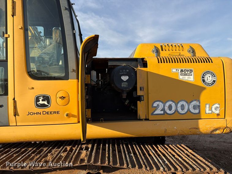 image for item EW7633 John Deere 200C LC excavator